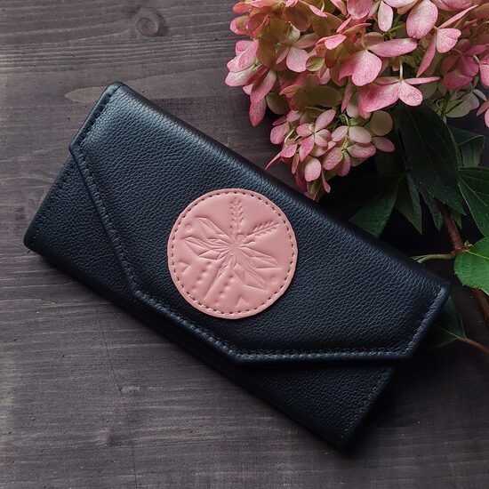 Lielais sieviešu maks-melns ar rozā