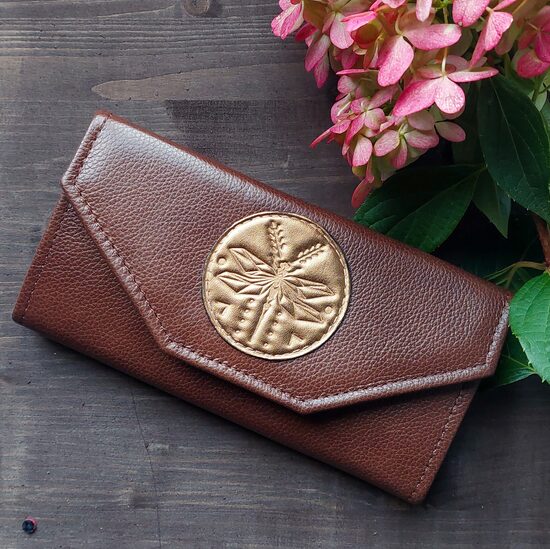 Lielais sieviešu maks-brūns ae zeltu