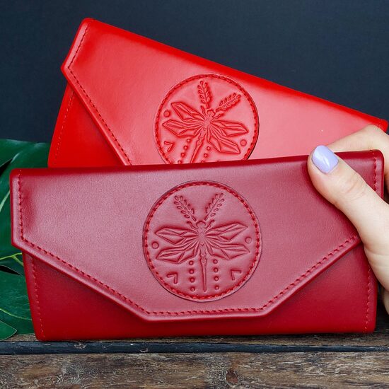 Lielais sieviešu maks-tumši sarkans