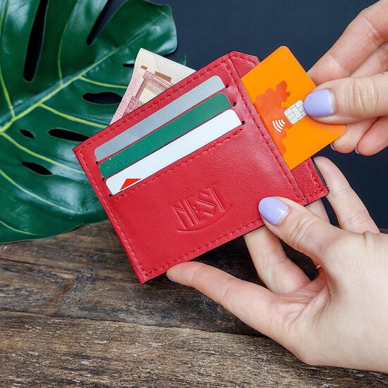 Sarkans karšu maciņš