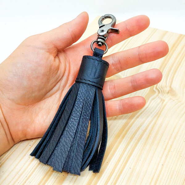 Melns piekariņš-pušķis