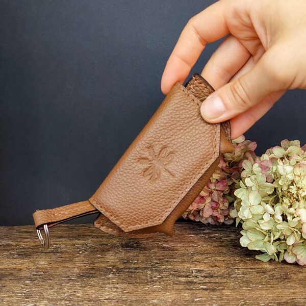 Gaiši brūns atslēgu maciņš